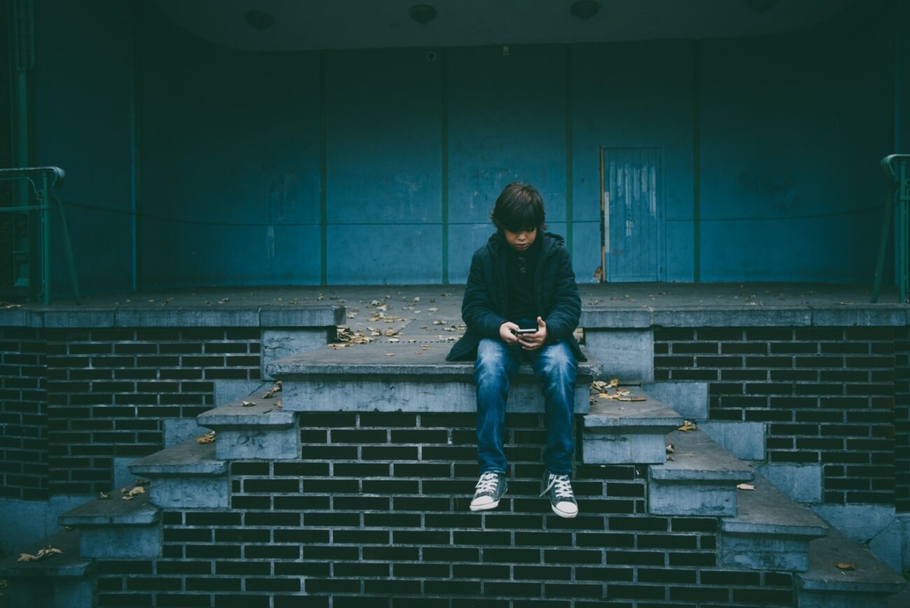 Adolescenții britanici sfidează legea social media