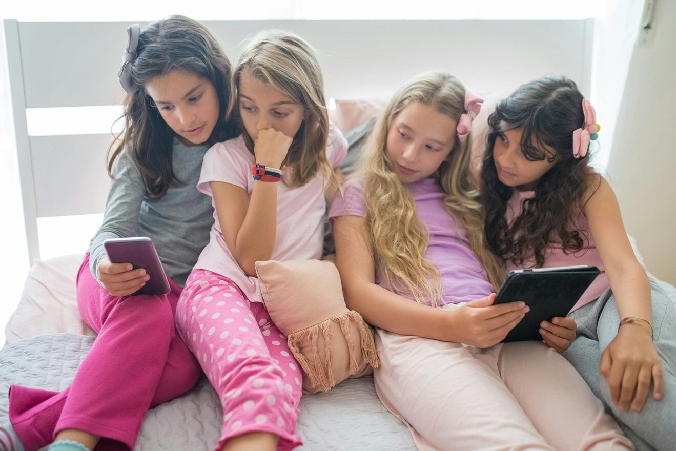 Ministrul Educației sugerează că un control parental mai strict reprezintă soluția echilibrată pentru accesul copiilor la rețele sociale