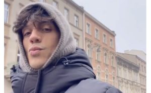 Video: Un blogger italian intenționa să viziteze târgul de Crăciun din Craiova, dar a ajuns în Cracovia. A menționat că a scris „Cra” și e ușor să se confunde, însă oricum, îi place foarte mult acolo.ea noastră”