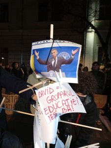 [ad_1] Studenții din Cluj-Napoca au organizat miercuri seara, 15 decembrie, un protest în fața sediului principal al Universității Babeș-Bolyai, unde au adus un brad de Crăciun într-un act simbolic adresat ministrului Educației, Daniel David