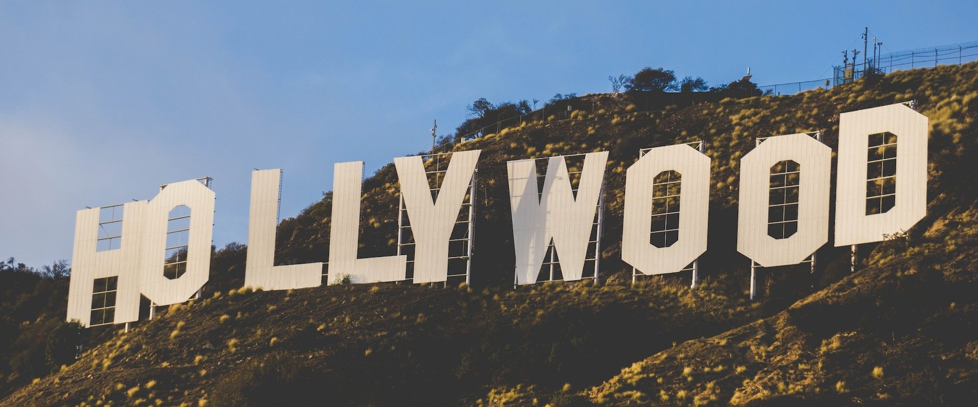 Hollywood se opune achiziției Warner Bros de către Netflix: “O provocare fără precedent pentru cinematografia mondială”