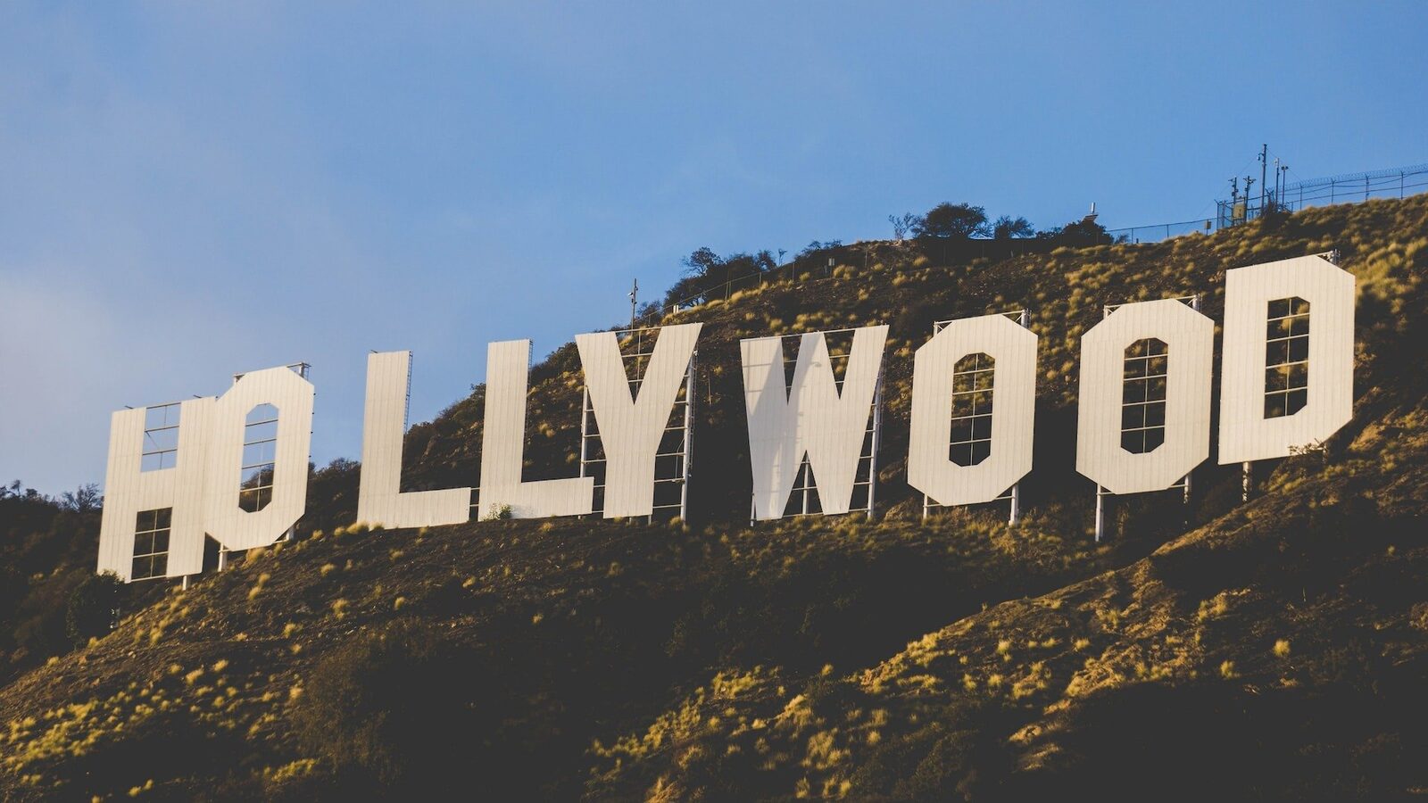 Hollywood se opune achiziției Warner Bros de către Netflix: “O provocare fără precedent pentru cinematografia mondială”