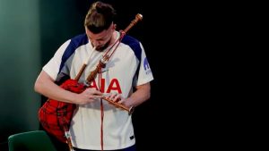 Impresionant! Radu Drăgușin a interpretat la cimpoi într-o competiție de talente la Tottenham. Performanțele românului