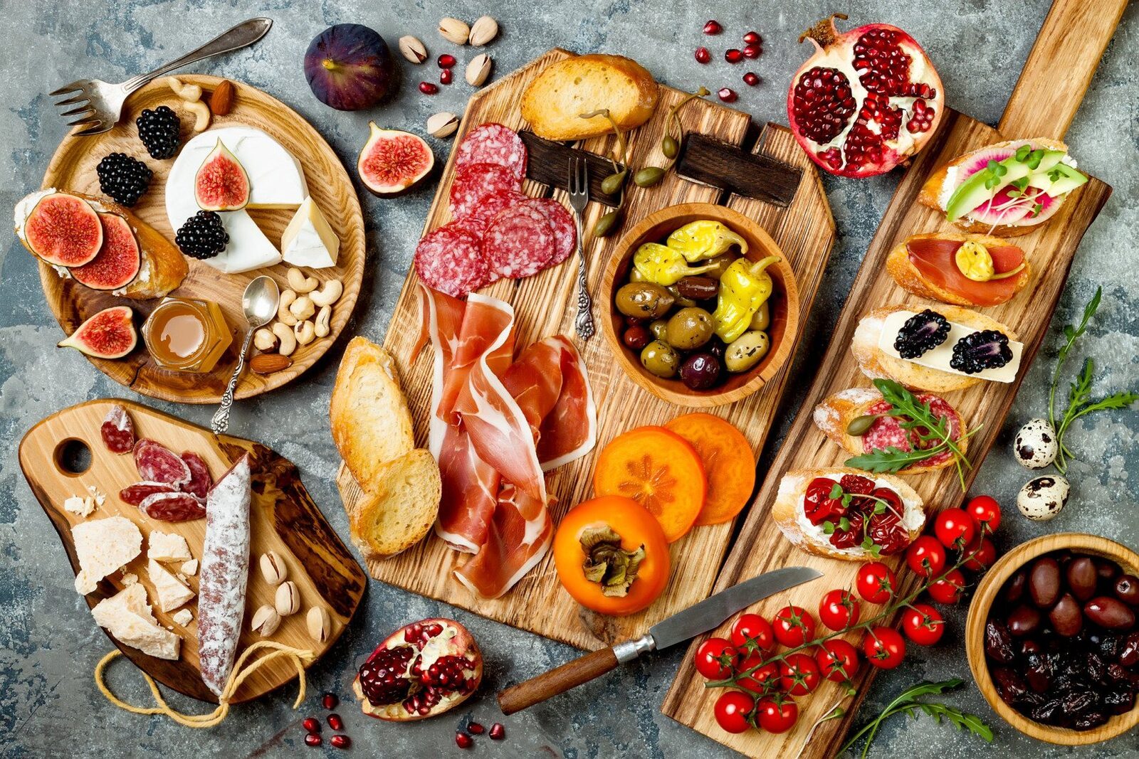 Cum pregătești un platou de aperitive elegant pentru Revelion, cu mezeluri, brânzeturi și alte delicii pentru a surprinde invitații