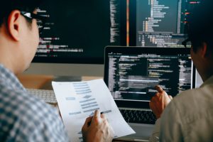 Companie de 350 miliarde USD analizează impactul AI asupra muncii programatorilor, evidențiind avantajele și riscurile