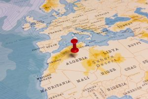 Parlamentul din Algerie a aprobat fără opoziție o lege ce condamnă colonizarea franceză