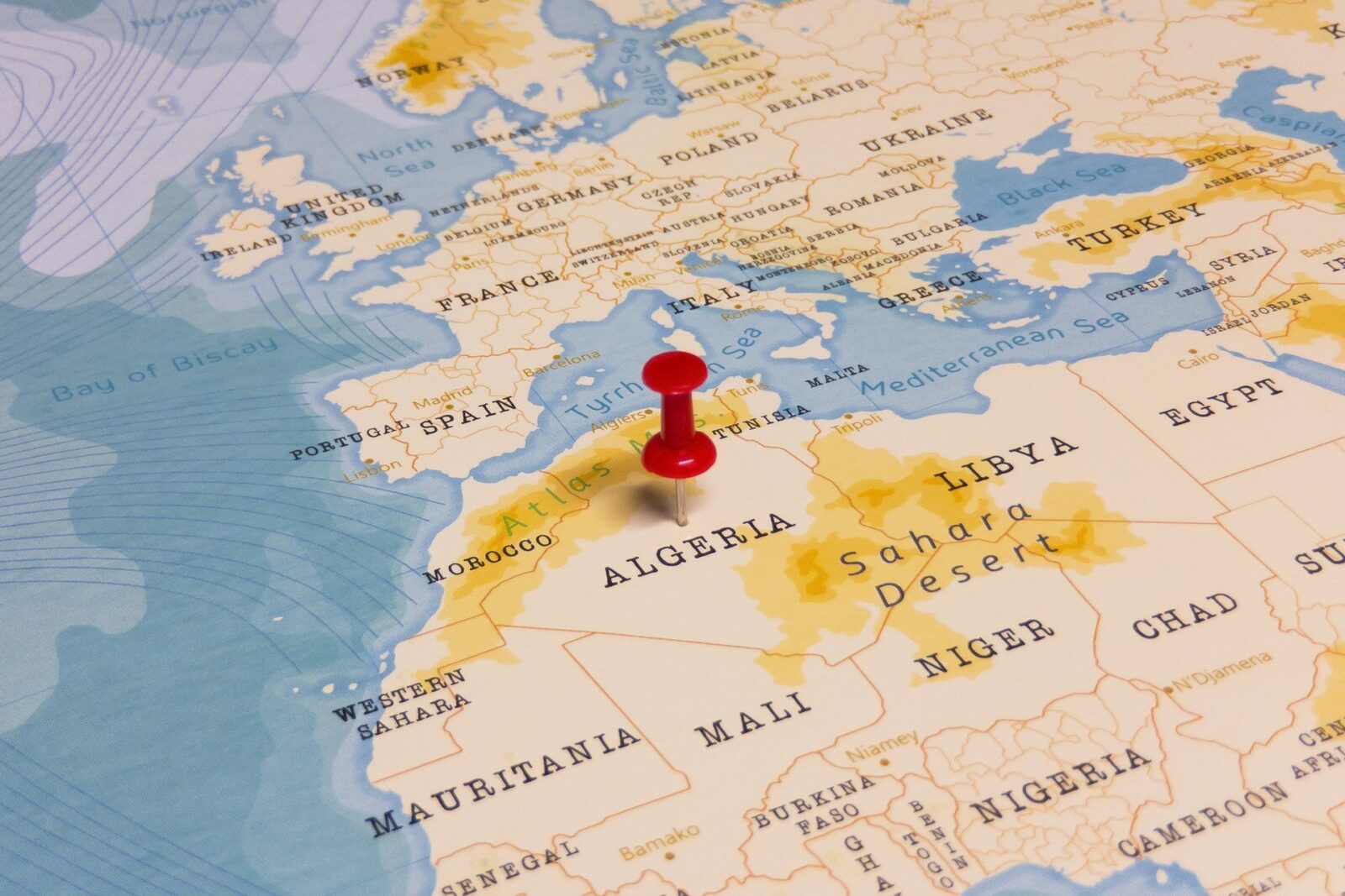 [ad_1] Parlamentul algerian a aprobat în unanimitate o lege care incriminează colonizarea franceză, acoperind perioada între 1830 și 1962, și solicită Franței să emită „scuze oficiale”