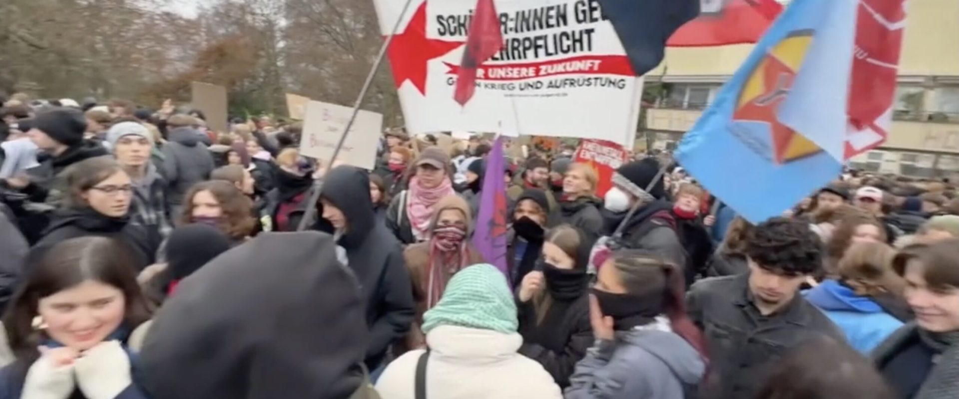 Mii de elevi din Germania au ieșit în stradă pentru a protesta împotriva propunerilor guvernamentale referitoare la serviciul militar