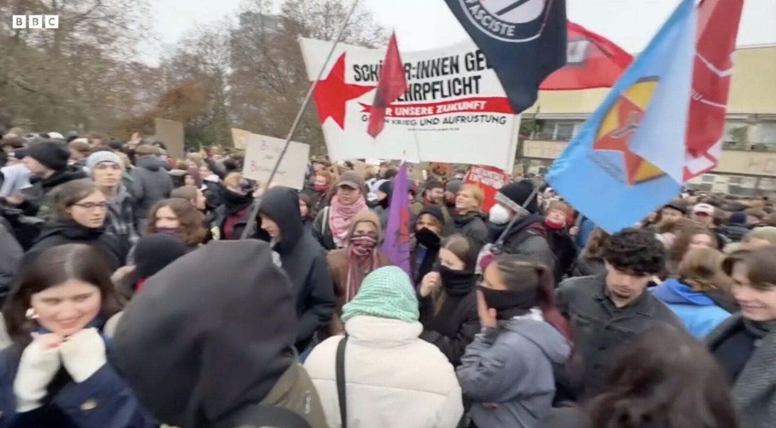 Mii de elevi din Germania au ieșit în stradă pentru a protesta împotriva propunerilor guvernamentale referitoare la serviciul militar