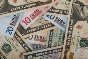 Bulgaria adoptă euro în context de îngrijorare legată de inflație, în timp ce Croația devine ultima țară care optează pentru moneda unică în 2023