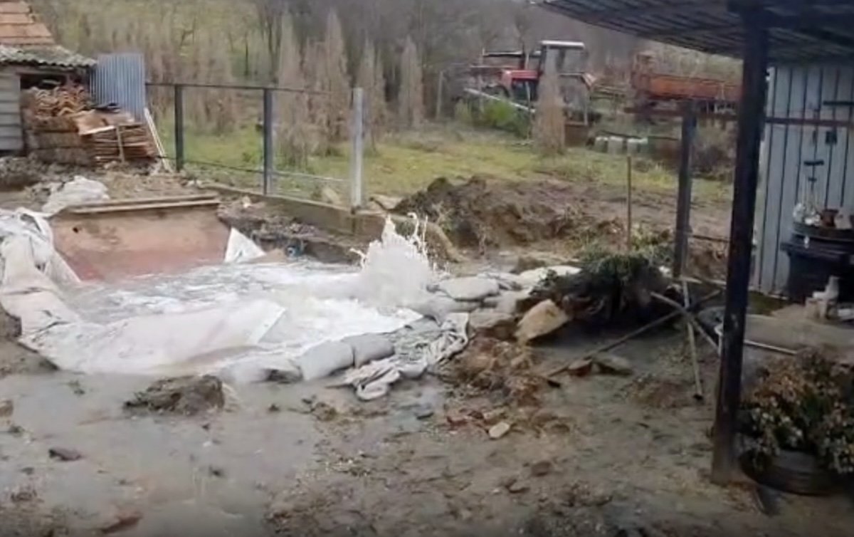 Companie din Bihor descoperă gaze metan și sulf în cadrul unei săpături ilegale pentru apă; riscă o penalizare substanțială