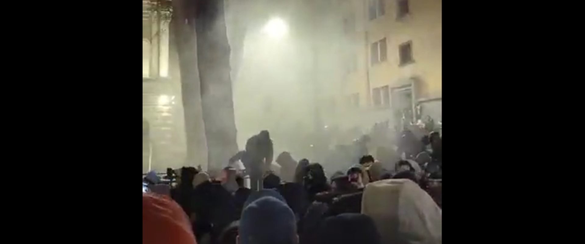 Potrivit unei anchete BBC, o armă chimică din perioada Primului Război Mondial a fost utilizată asupra protestatarilor din Georgia, iar martorii au descris senzația de arsură cauzată de apă