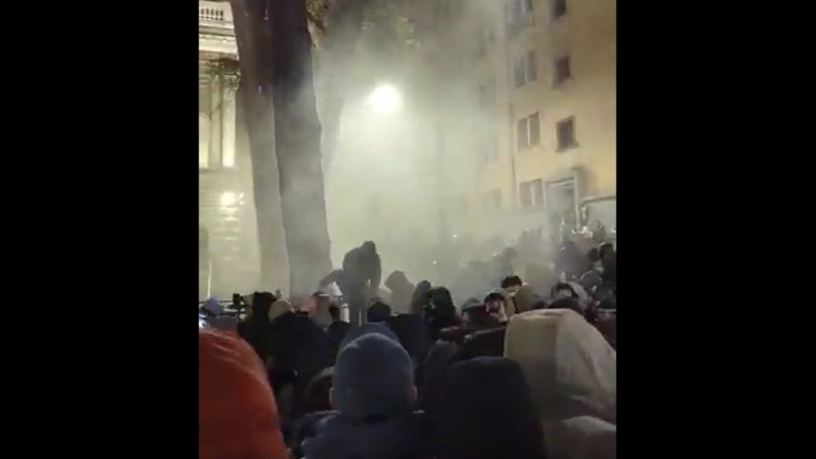 Potrivit unei anchete BBC, o armă chimică din perioada Primului Război Mondial a fost utilizată asupra protestatarilor din Georgia, iar martorii au descris senzația de arsură cauzată de apă