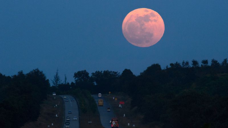 Superluna din decembrie atinge apogeul săptămâna aceasta. Iată ce trebuie să știți.