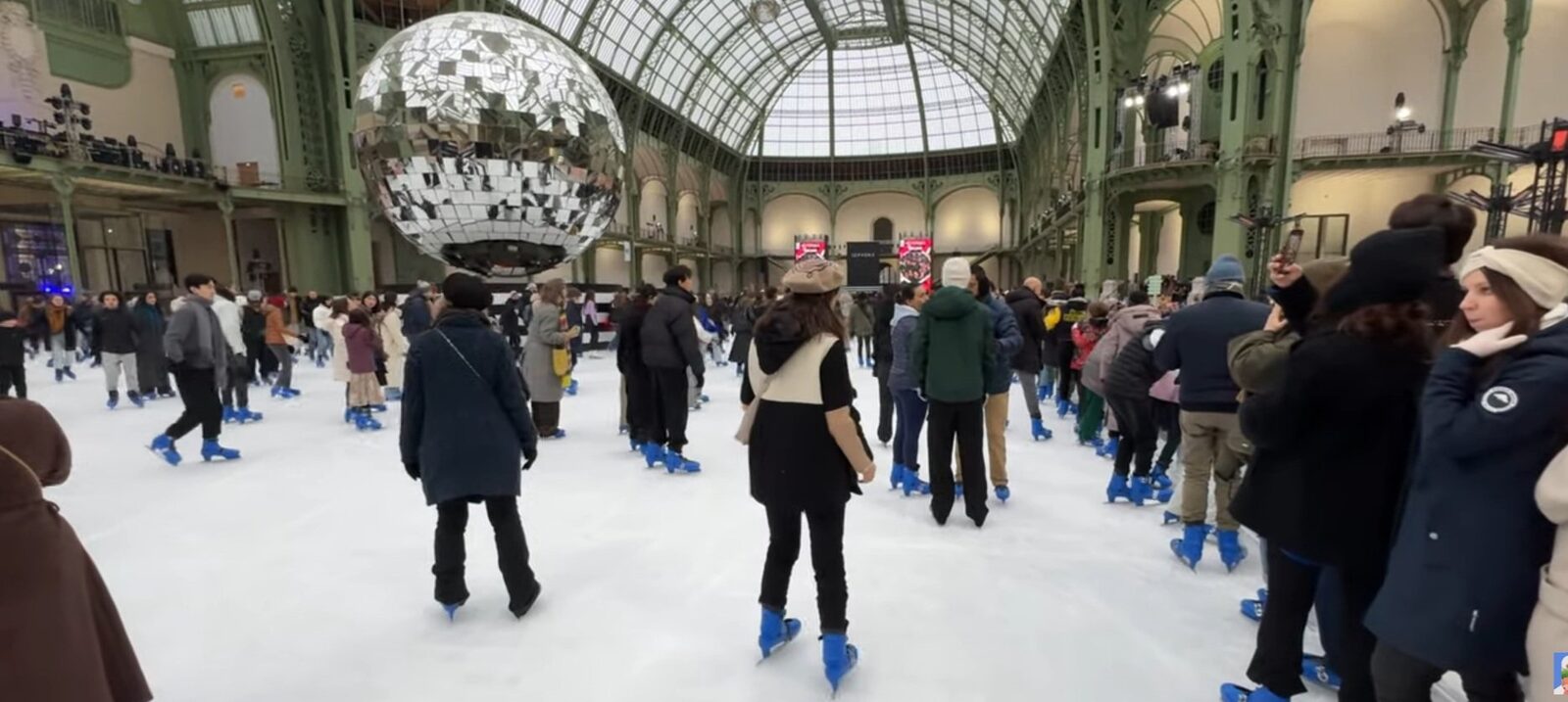 Cel mai amplu patinoar acoperit din lume este în Franța: Prețurile pentru patinaj la Grand Palais din Paris