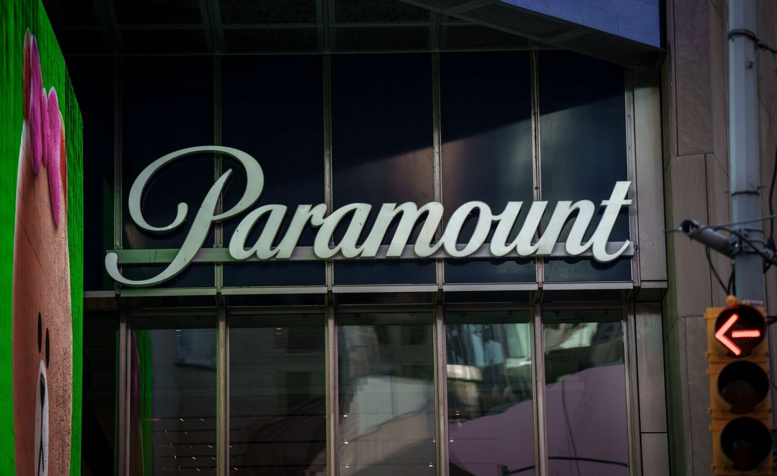 [ad_1] Recent, industria cinematografică și de streaming se află în contextul unor mișcări majore de consolidare, odată cu anunțul companiei Paramount Skydance de a oferi o ofertă de 108,4 miliarde de dolari pentru achiziția Warner Bros