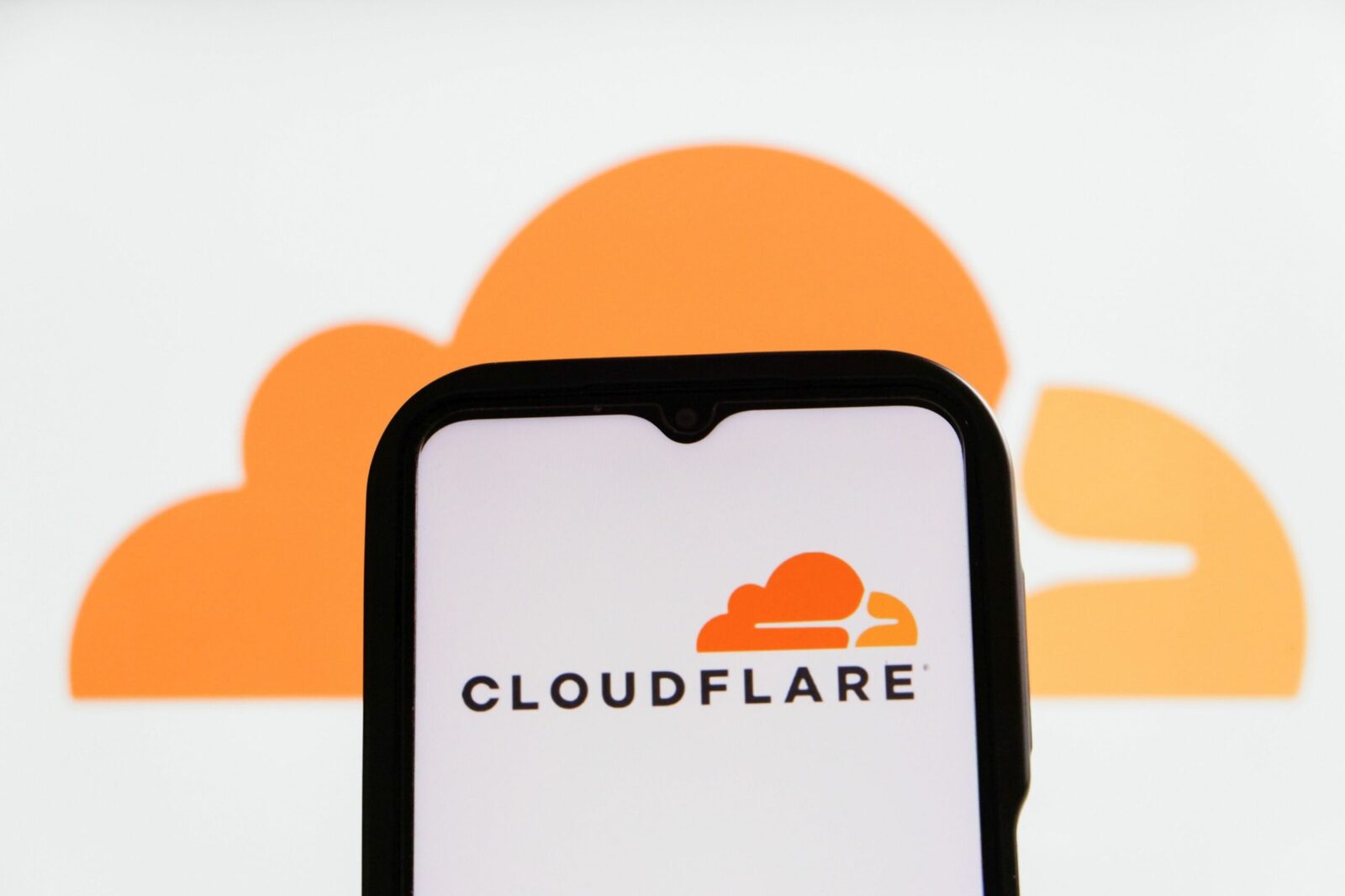 [ad_1] Un incident tehnic semnalat recent la platforma Cloudflare a generat dificultăți pentru utilizatorii care se bazează pe serviciile companiei