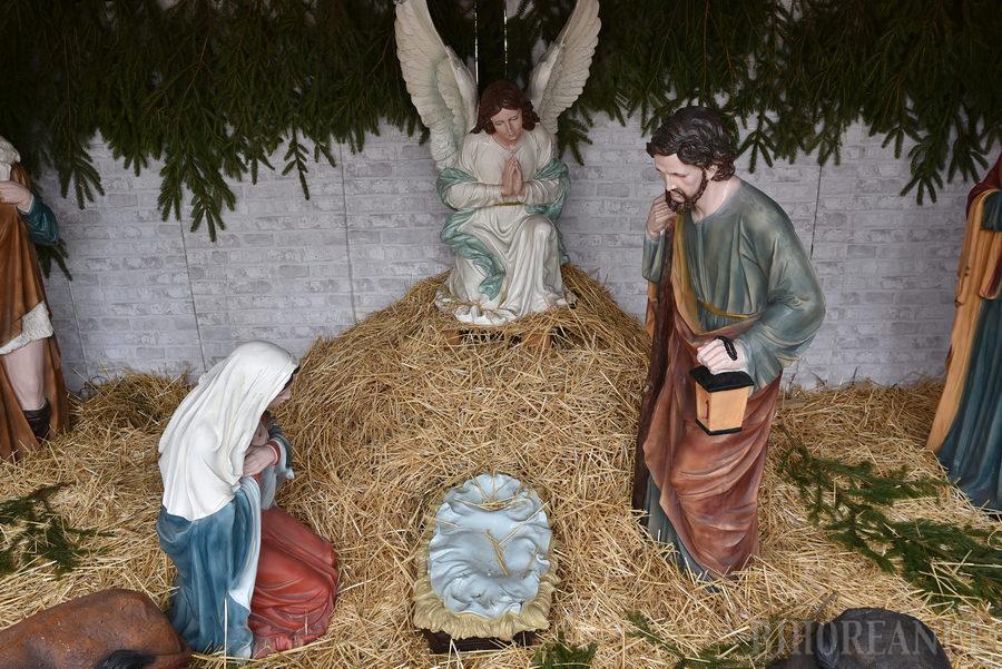 [ad_1] După ce mai mulți locuitori ai Oradiei au observat că figurina lui Iisus lipsea din scena Nașterii prezentată în iesle, amenajată în Piața Unirii cu ocazia deschiderii Târgului de Crăciun organizat de Episcopia Greco-Catolică, reprezentanții organizatorilor au oferit explicații