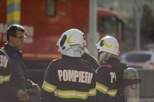 Incendiu provocat de o explozie într-un apartament din Focșani. Pompierii acționează.
