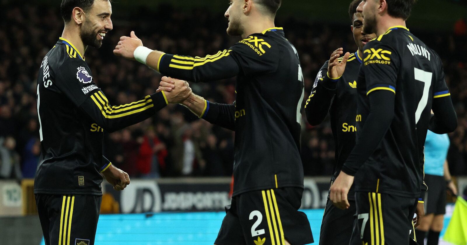 Manchester United obține o victorie categorică împotriva echipei aflate pe ultima poziție și ajunge la același număr de puncte ca Chelsea, în Premier League.