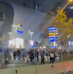 [ad_1] Pompierii din Capitală intervin chiar acum pentru lichidarea unui incendiu izbucnit la Promenada Mall, situat pe Calea Floreasca din Sectorul 1
