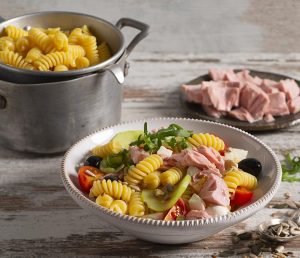 Alege mese mai ușoare după sărbătorile de Crăciun: un prânz sau cină cu ton, o opțiune sănătoasă și echilibrată