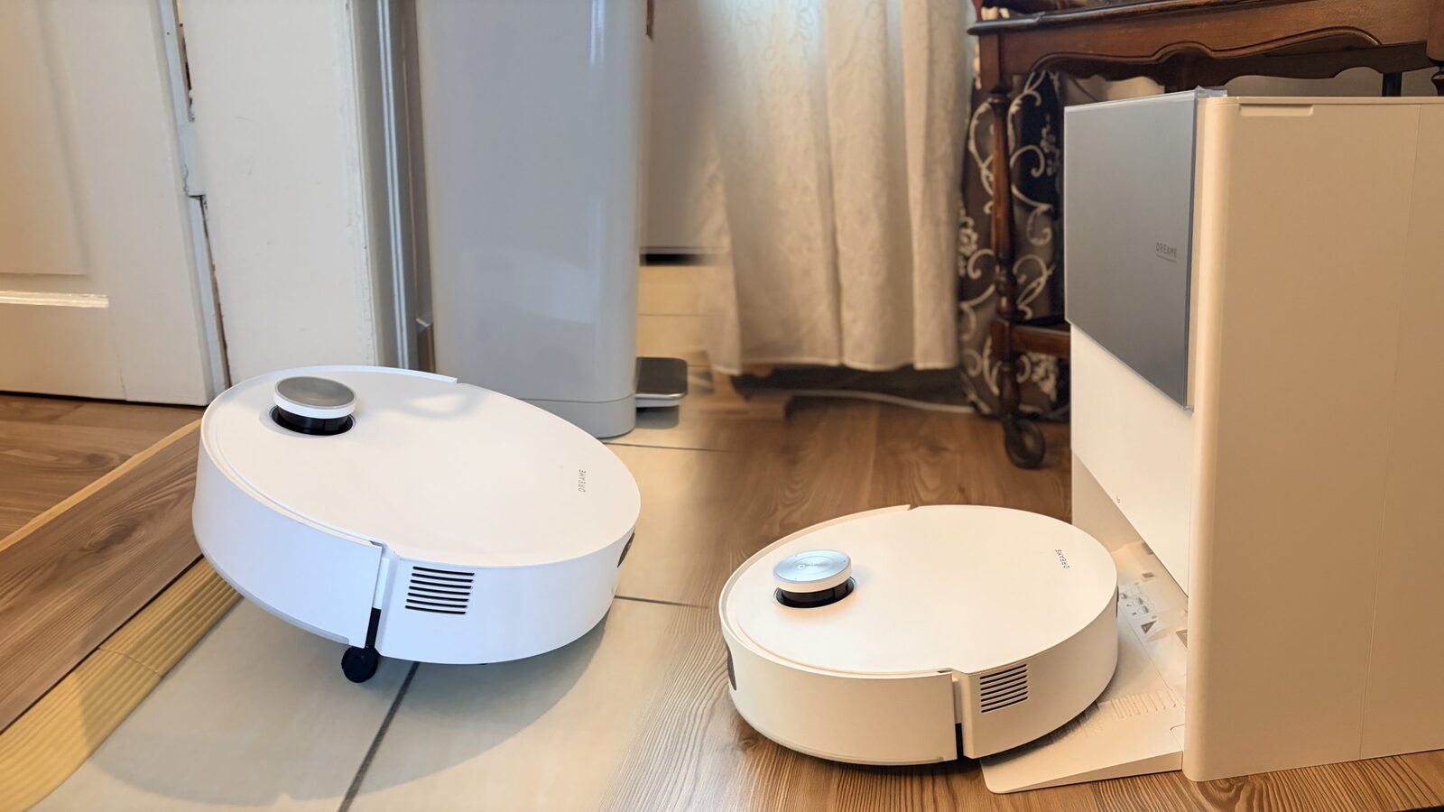 [ad_1] Dreame Aqua10 Ultra Roller Complete reprezintă cea mai recentă evoluție în domeniul aspiratoarelor robot cu funcție de mop, combinând tehnologia avansată de aspirare cu un sistem de curățare umedă de înaltă performanță