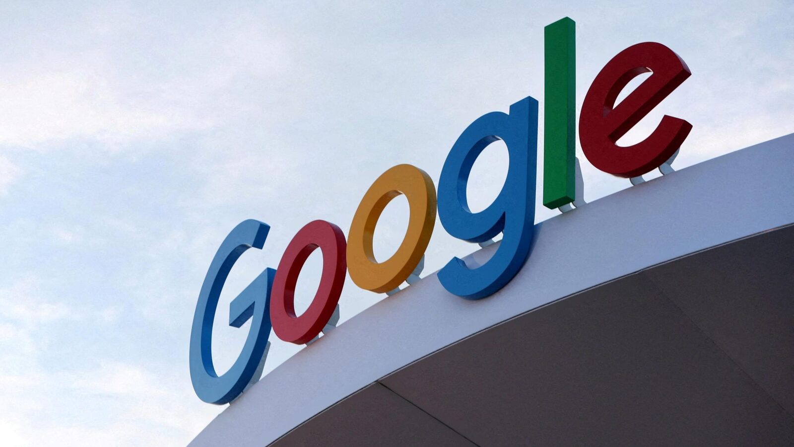 [ad_1] Google se află din nou în centrul atenției în contextul noii anchete antitrust lansate de Comisia Europeană, care analizează modul în care compania utilizează materialele publicate online de presă, creatorii video și alte site-uri pentru antrenarea modelelor sale de inteligență artificială