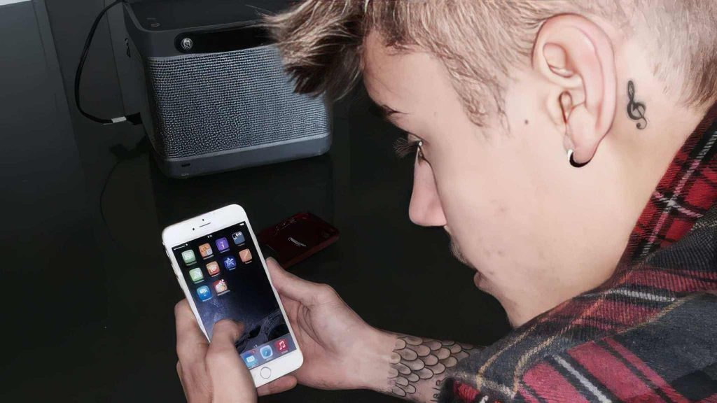 justin-bieber-apple.jpg