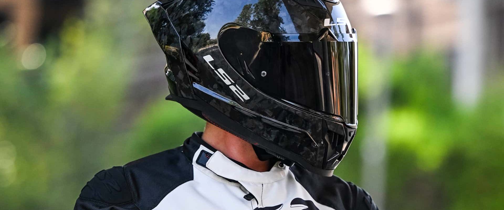 Pentru pasionații de motociclit, căștile reprezintă mult mai mult decât un simplu accesoriu de siguranță