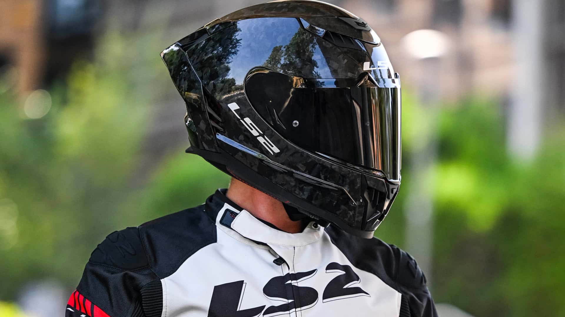 Pentru pasionații de motociclit, căștile reprezintă mult mai mult decât un simplu accesoriu de siguranță