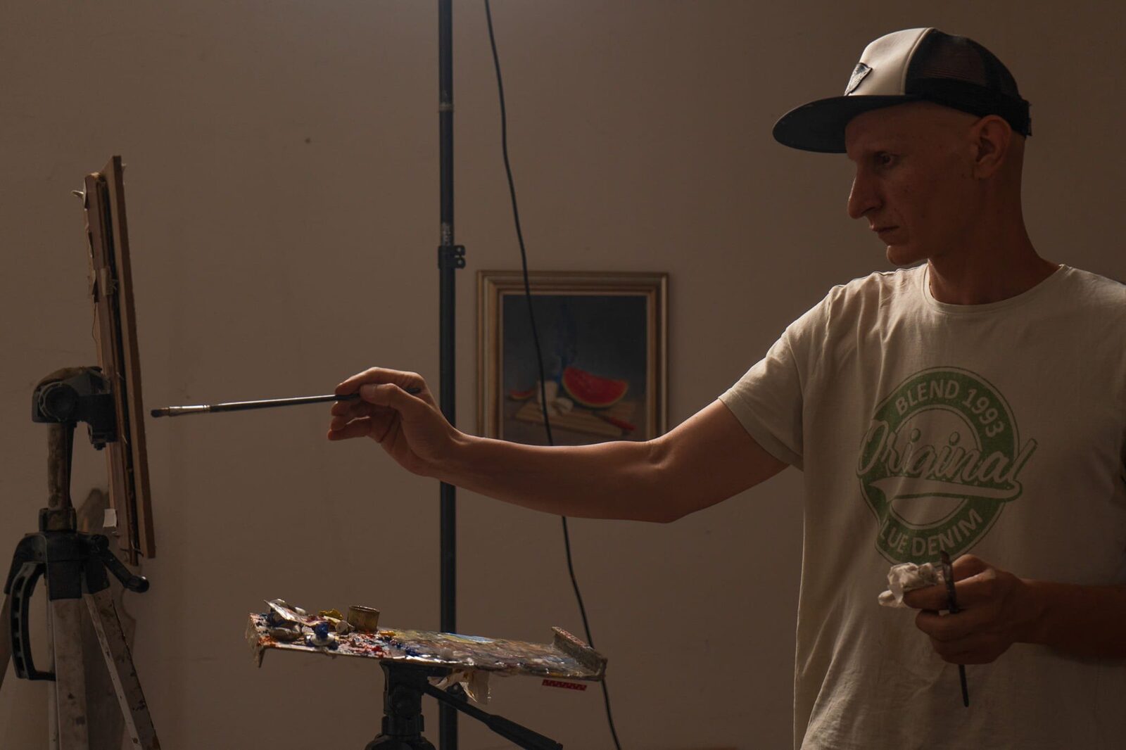 [ad_1] Lucian Prună, artistul român contemporan cunoscut pentru picturile sale hiperrealiste ce transformă obiectele cotidiene în opere de artă, continuă să fie o figură relevantă în peisajul artei vizuale din România