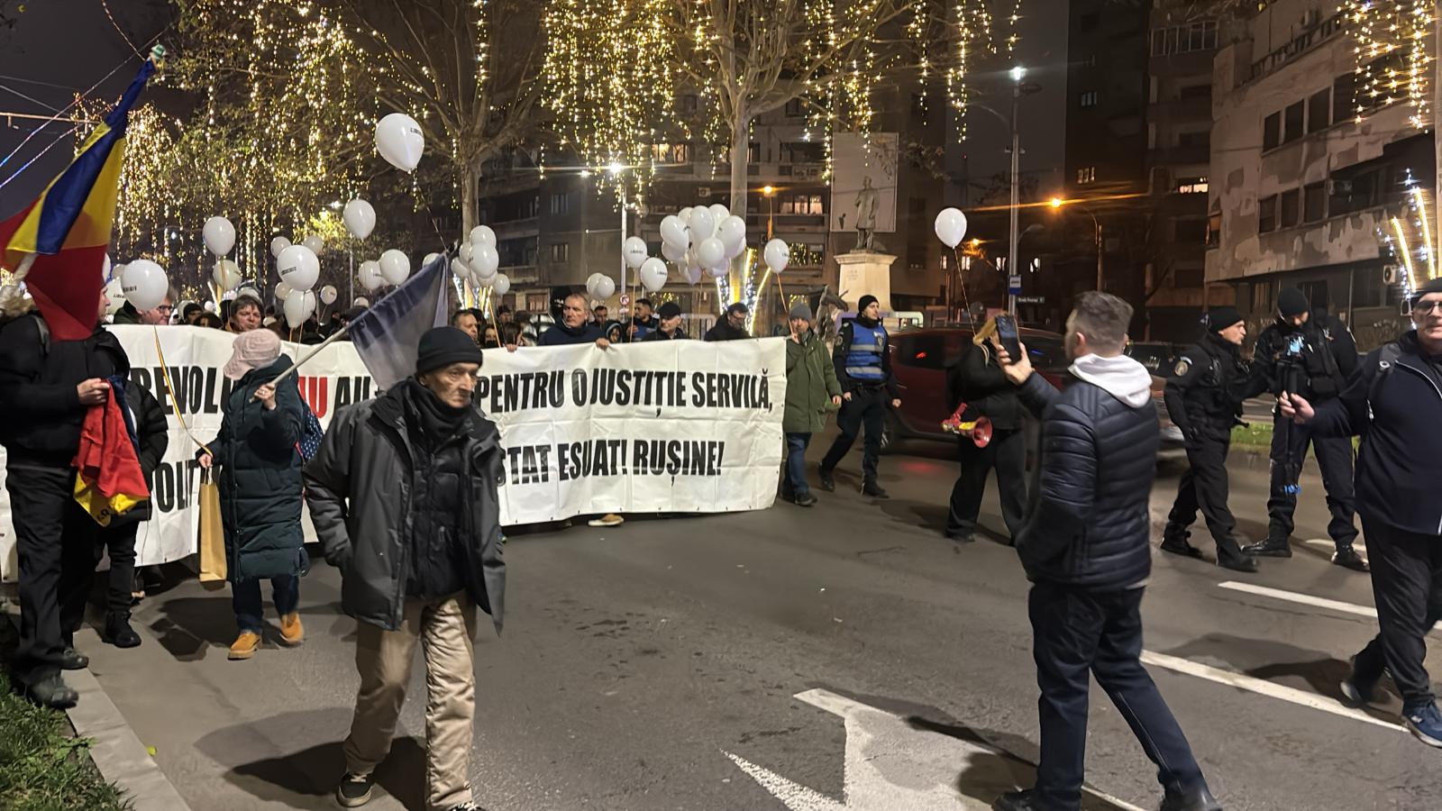 Video: Aproximativ 200 de persoane participă la un marș dedicat eroilor în București, la 36 de ani de la Revoluție, scandând lozinci precum „Justiție, nu corupție”, „Cinste lor, cinste lor, eroilor” și „Jos comuniștii”