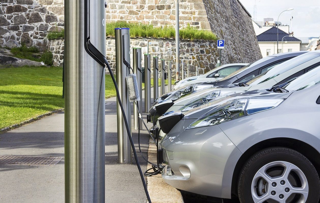 Producătorii de autovehicule, companiile de închiriere și de leasing solicită Uniunii Europene să nu impună ținte obligatorii pentru parcul auto de mașini electrice în grupurile corporative