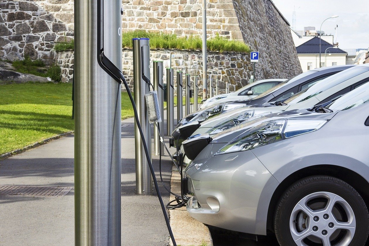 Producătorii de autovehicule, companiile de închiriere și de leasing solicită Uniunii Europene să nu impună ținte obligatorii pentru parcul auto de mașini electrice în grupurile corporative