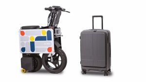 Motocicletă electrică pliabilă într-un bagaj compact, disponibil pentru cumpărare, nu doar prototip