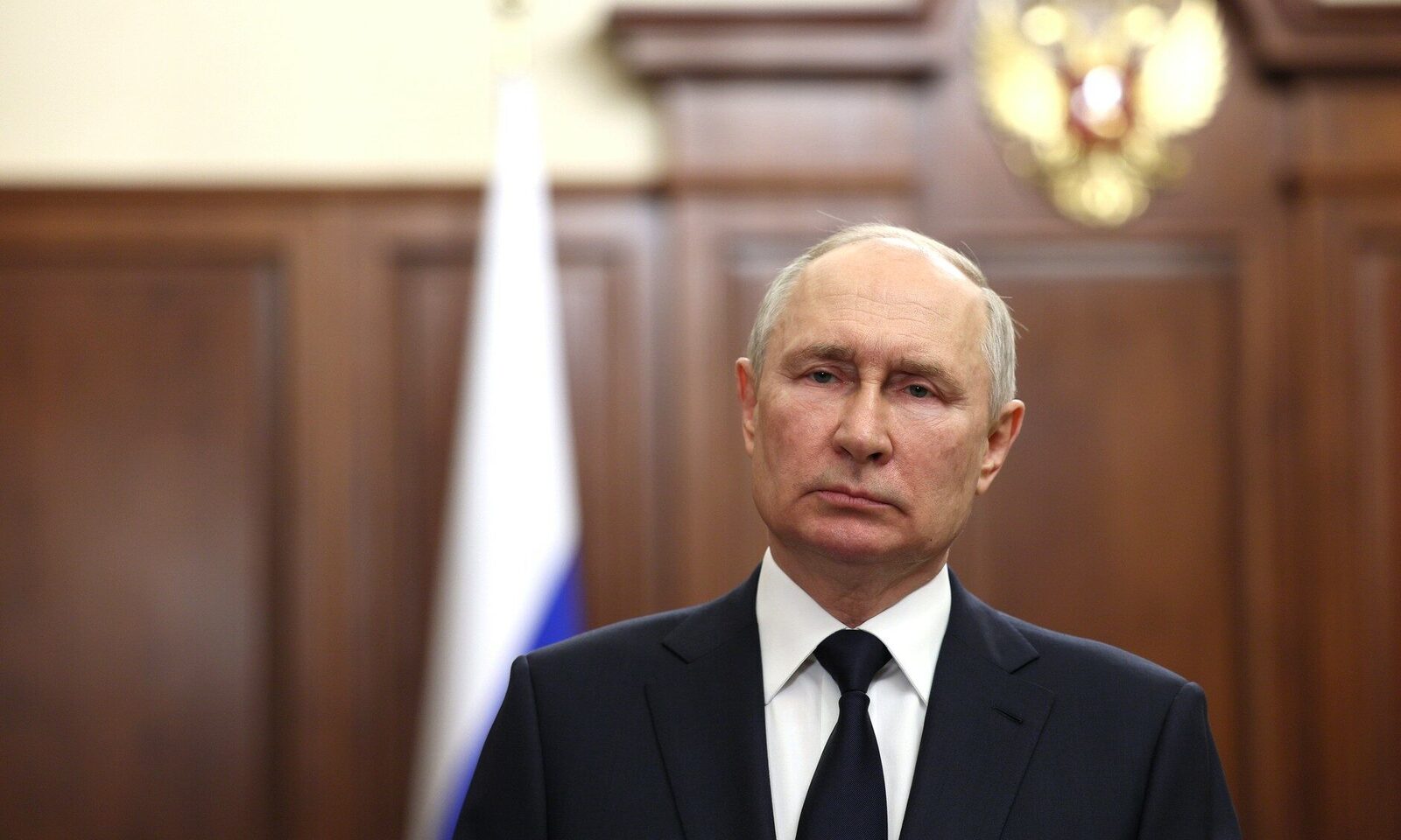 [ad_1] Deși Donald Trump îi oferă lui Vladimir Putin un acord pentru a încheia conflictul, cele mai recente sancțiuni impuse Rusiei au avut un impact devastator asupra liderului de la Kremlin, impact ce s-ar putea menține chiar și după ce războiul se va termina, scrie ziarul The Telegraph