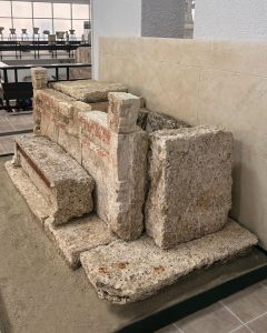 Patul funerar descoperit vara trecută la Callatis, expus pentru prima dată în cadrul Muzeului Național de Istorie, utilizat la ceremonii și banchete ritualice dedicate consumului de vin