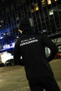 Ministrul de Externe al Ungariei practică jogging în New York echipat cu haine de la FC Csikszereda, menționând că la Miercurea Ciuc de obicei este mai frig
