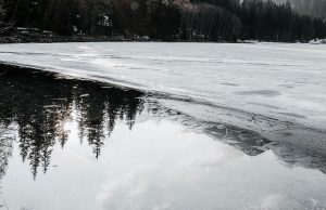 Doi copii din Vaslui și-au pierdut viața prin înec în lacul Tăcuta în timp ce traversau pe gheață alături de un grup de colindători și tatăl lor