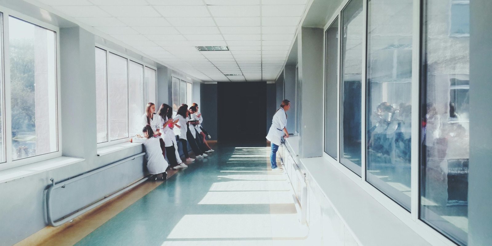 Ministrul Sănătății informează că 350 de pacienți sunt internați în cele cinci spitale din Prahova, unde nu există apă, iar autoritățile sanitare prelevează zilnic probe de apă și de pe suprafețe de două ori pe zi