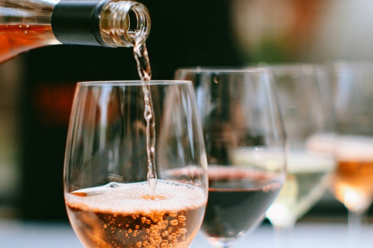 Ghid pentru consumul responsabil de alcool în perioada sărbătorilor: sfaturi pentru a evita excesul și miturile despre vinuri sănătoase / Specialist medical avertizează că nu există o soluție magică pentru a te trezi după consumul excesiv