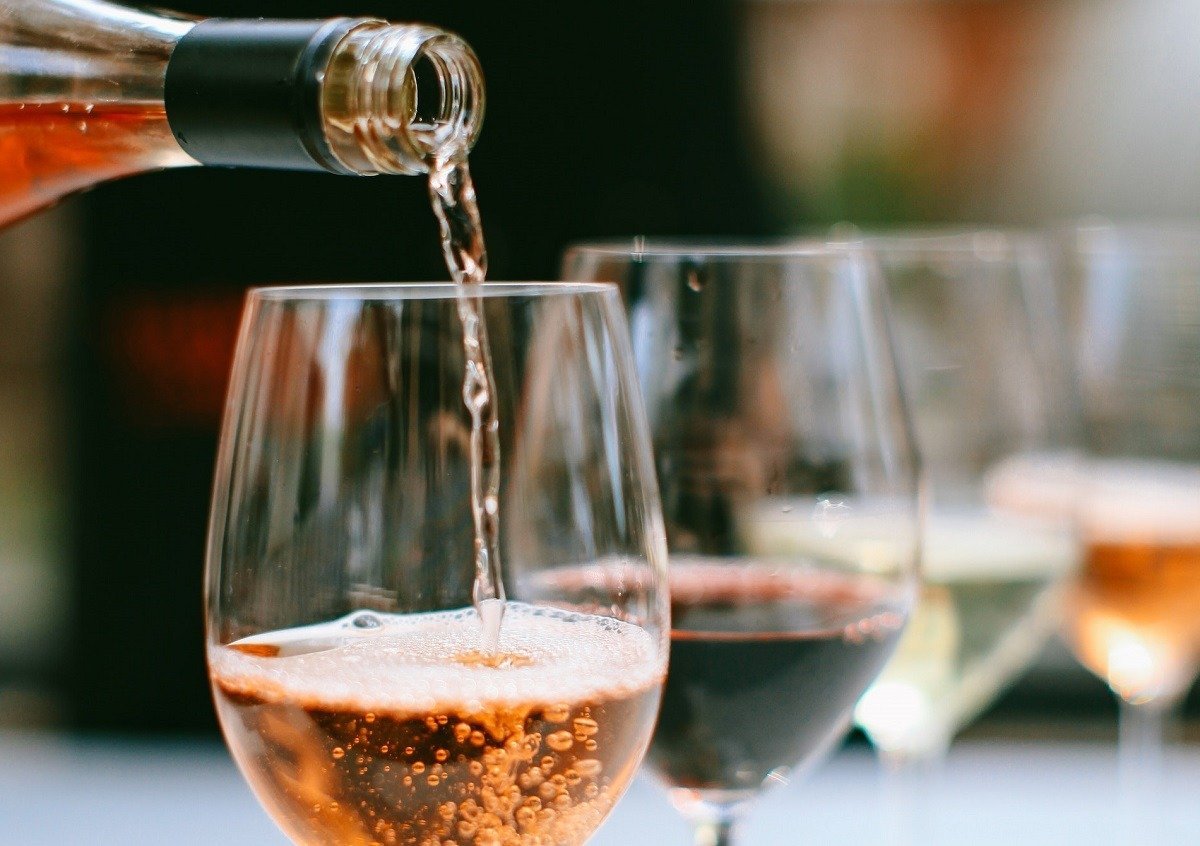 Ghid pentru consumul responsabil de alcool în perioada sărbătorilor: sfaturi pentru a evita excesul și miturile despre vinuri sănătoase / Specialist medical avertizează că nu există o soluție magică pentru a te trezi după consumul excesiv