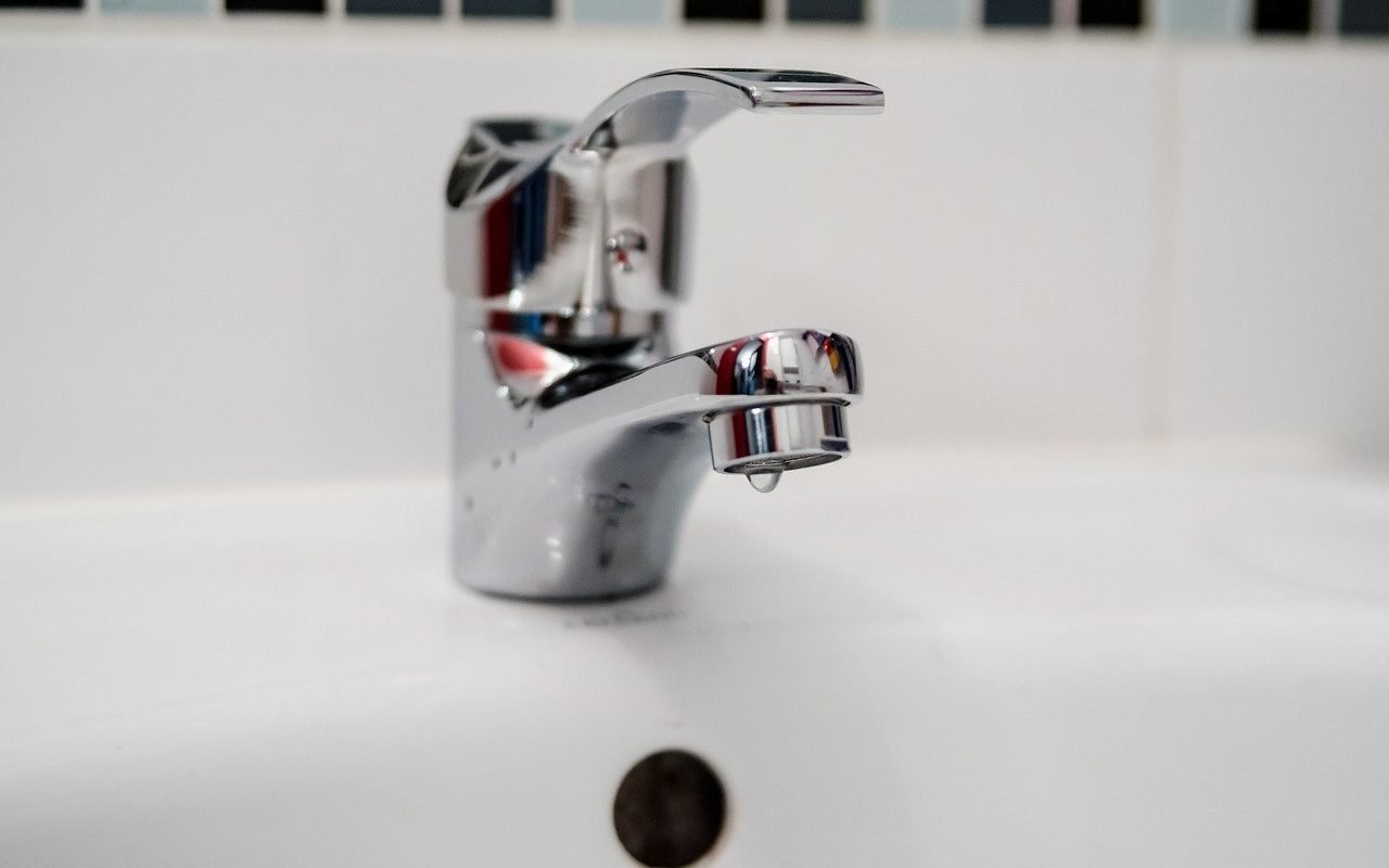 Furnizarea apei în Prahova se restabilește vineri seara, începând cu ora 23:00, iar utilizarea acesteia pentru consum, igiena personală, spălarea alimentelor și gătit rămâne interzisă.