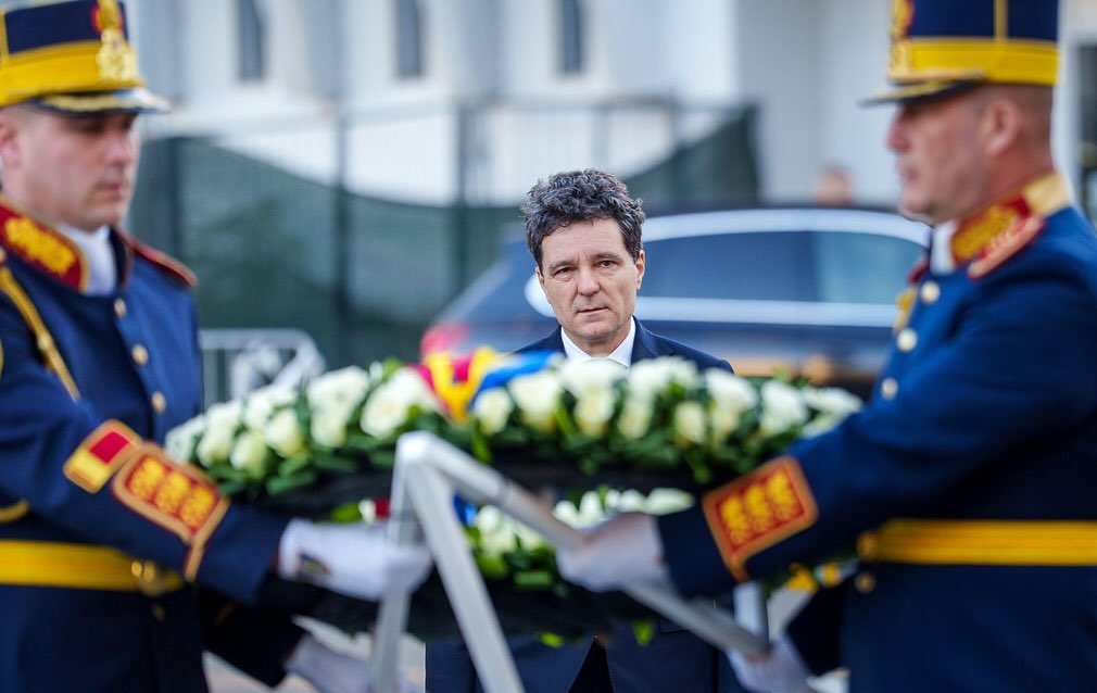 [ad_1] Președintele României, Nicușor Dan, a participat duminică la un ceremonial de depunere a unei coroane de flori la Monumentul dedicat victimelor Revoluției din 1989, situat în Piața Universității