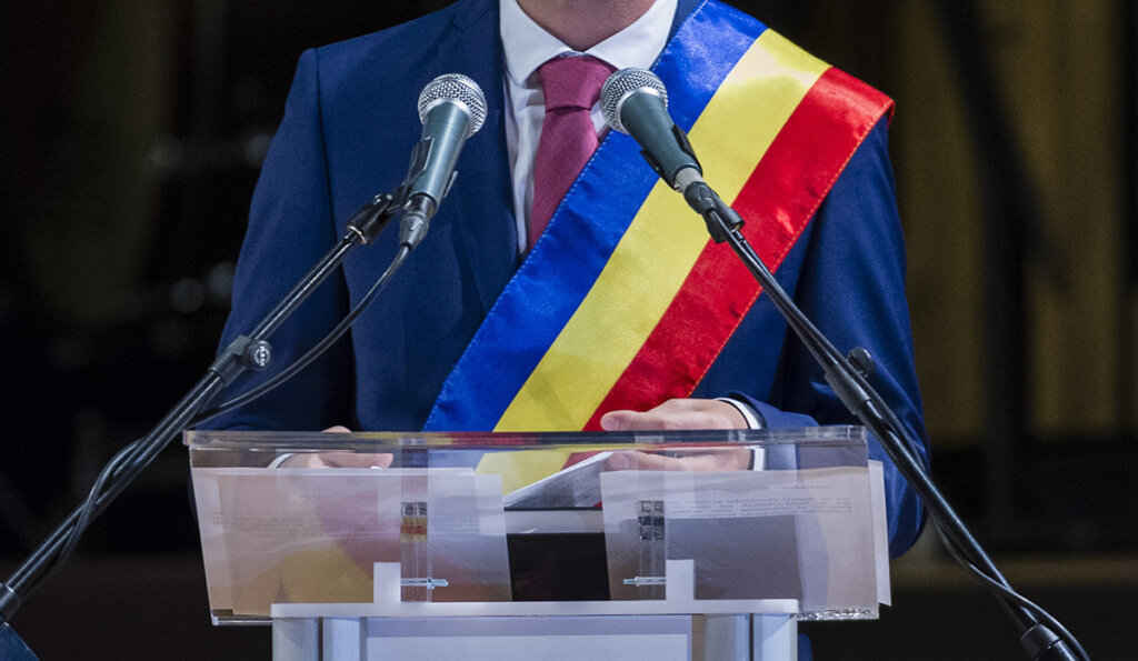 primar-banderola-investire-tricolor-administratie.jpg