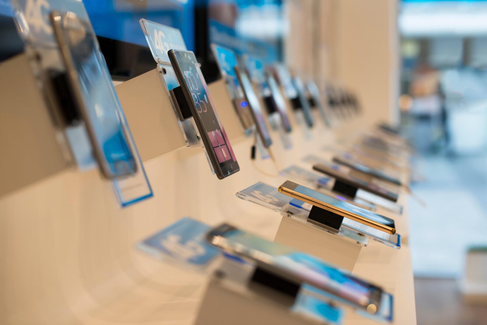 Inspecția Muncii intenționează să achiziționeze 3.500 de laptopuri și telefoane, în valoare totală de 11 milioane de lei, și caută dispozitive conforme cu cerințele sale