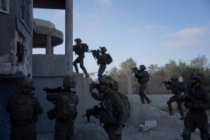 Forțele armate israeliene au lansat o intervenție în orașul palestinian Qabatiya după un atac terorist în nordul Israelului, care a provocat două victime, iar tatăl suspectului a fost reținut, iar locuința atacatorului urmează să fie demolată