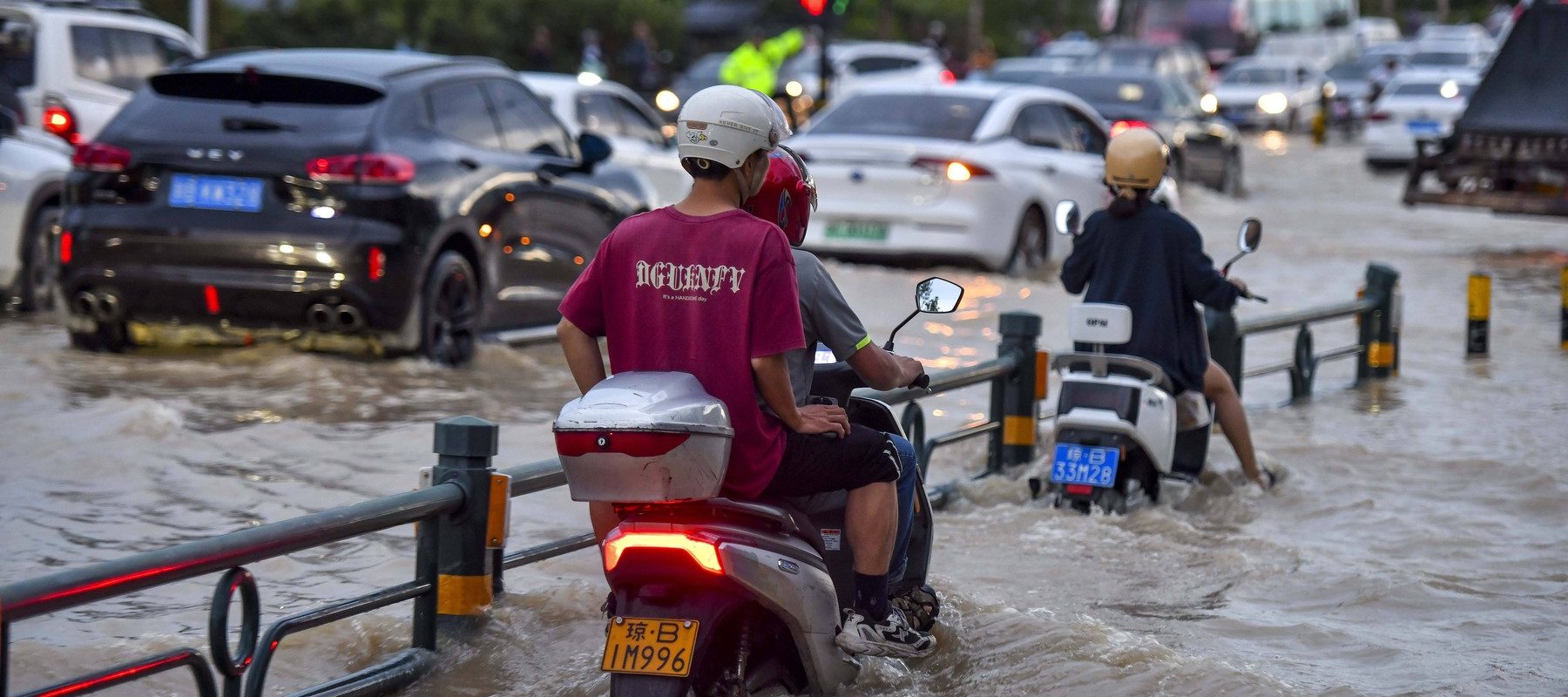 Catastrofă umanitară în Asia după inundații mortale, cu peste 1500 de victime: Sate fără electricitate, ape contaminate și orașe izolate / Supraviețuitorii solicită ajutor urgent