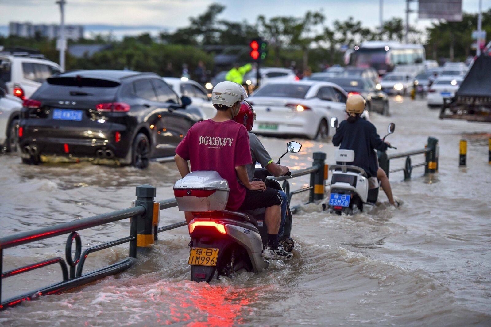 Catastrofă umanitară în Asia după inundații mortale, cu peste 1500 de victime: Sate fără electricitate, ape contaminate și orașe izolate / Supraviețuitorii solicită ajutor urgent